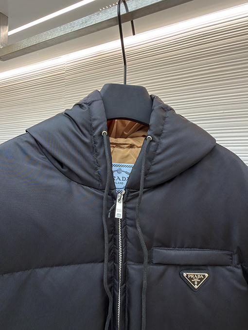 プラダ 新しいトライアングルロゴダウンジャケット