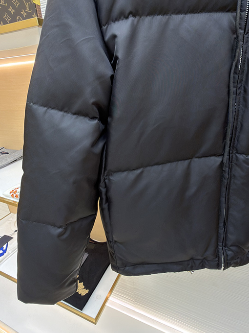 プラダ 新しいトライアングルロゴダウンジャケット