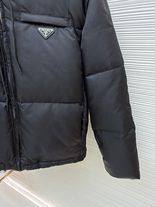 プラダ 新しいトライアングルロゴダウンジャケット