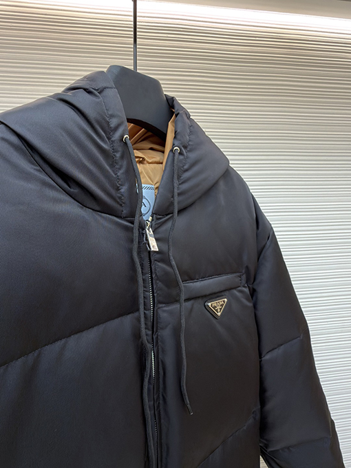 プラダ 新しいトライアングルロゴダウンジャケット