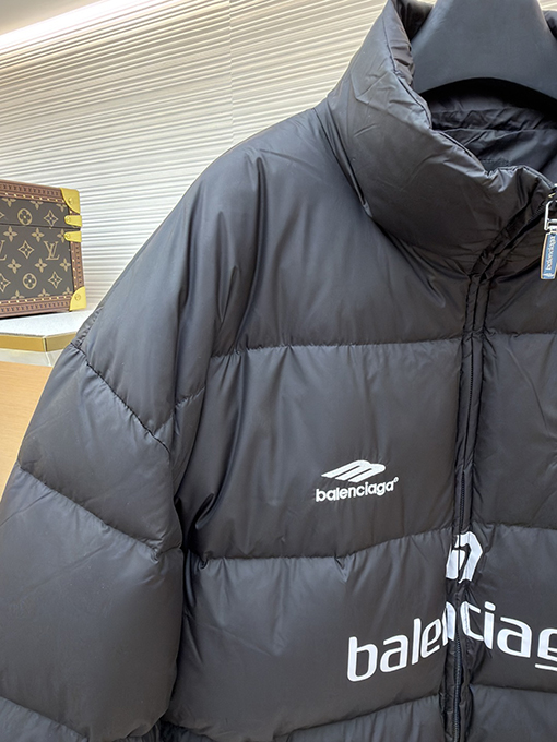 Balenciaga × Manchester United マンチェスター・ユナイテッドとのブランドサッカーダウンジャケット