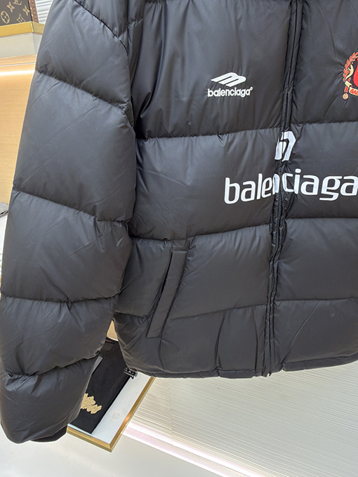 Balenciaga × Manchester United マンチェスター・ユナイテッドとのブランドサッカーダウンジャケット