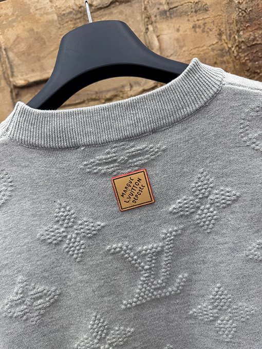 ルイヴィトンスーパーコピー 新作エンボスロゴジャカードセーター