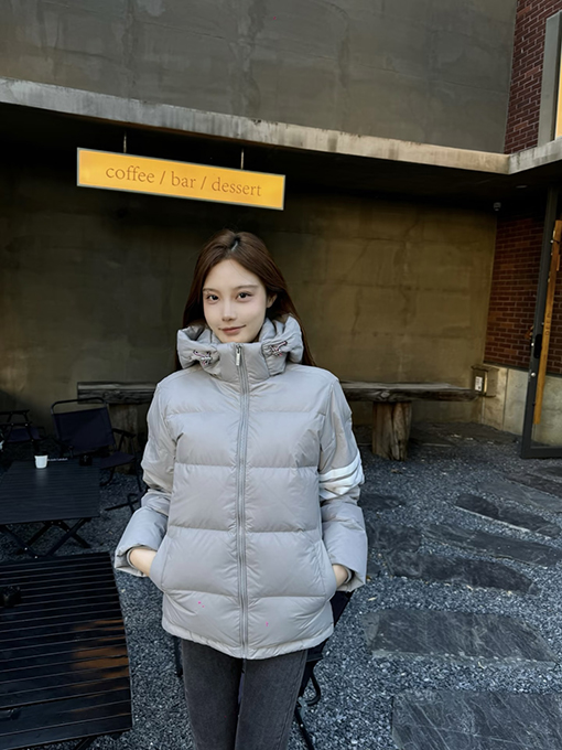 トムブラウン 新作フード付きダウンジャケット