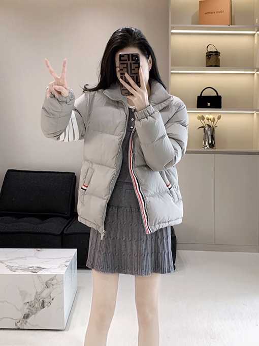 トムブラウン 新作フード付きダウンジャケット