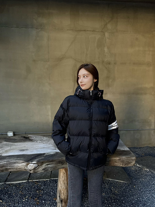 トムブラウン 新作フード付きダウンジャケット