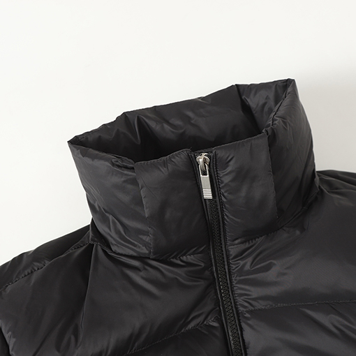 トムブラウン 新作フード付きダウンジャケット