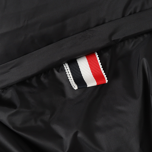 トムブラウン 新作フード付きダウンジャケット