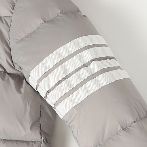 トムブラウン 新作フード付きダウンジャケット