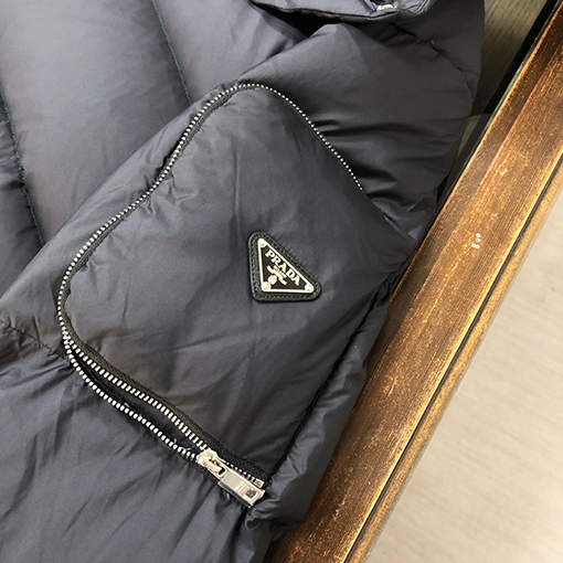 プラダ 高級スタムダウンジャケット