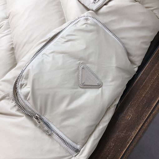 プラダ 高級スタムダウンジャケット