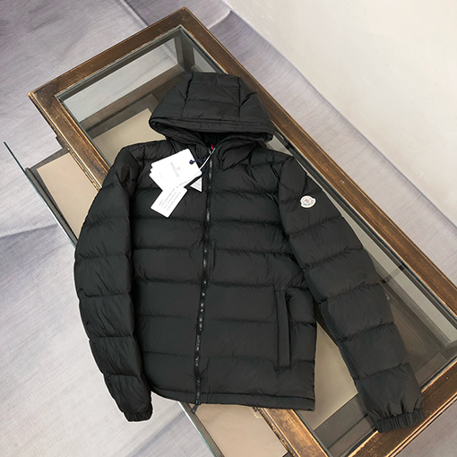 モンクレール Laveraet フード付きショートダウンジャケット