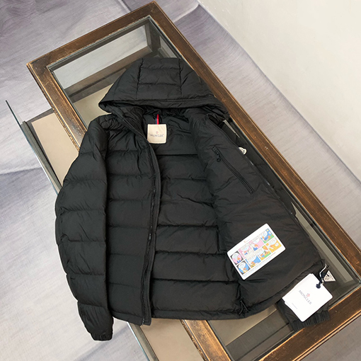 モンクレール Laveraet フード付きショートダウンジャケット