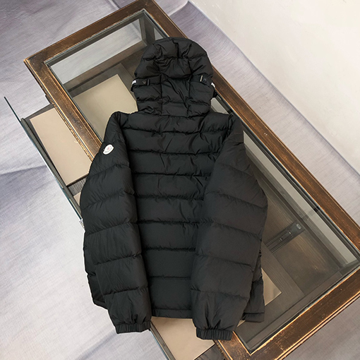 モンクレール Laveraet フード付きショートダウンジャケット