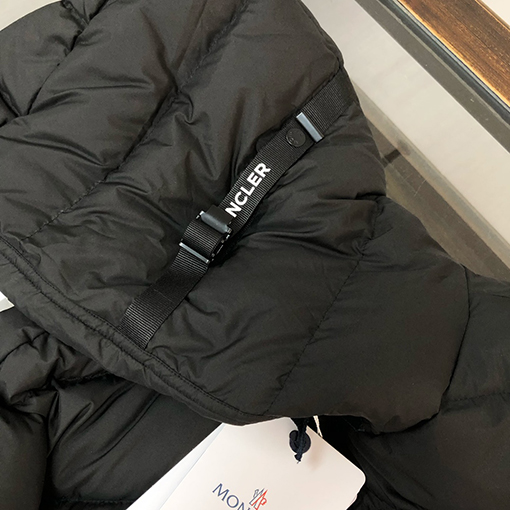 モンクレール Laveraet フード付きショートダウンジャケット