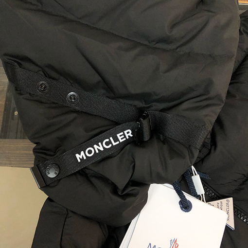 モンクレール Laveraet フード付きショートダウンジャケット