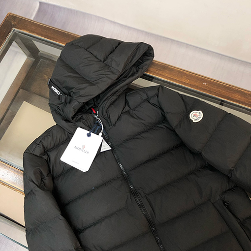 モンクレール Laveraet フード付きショートダウンジャケット