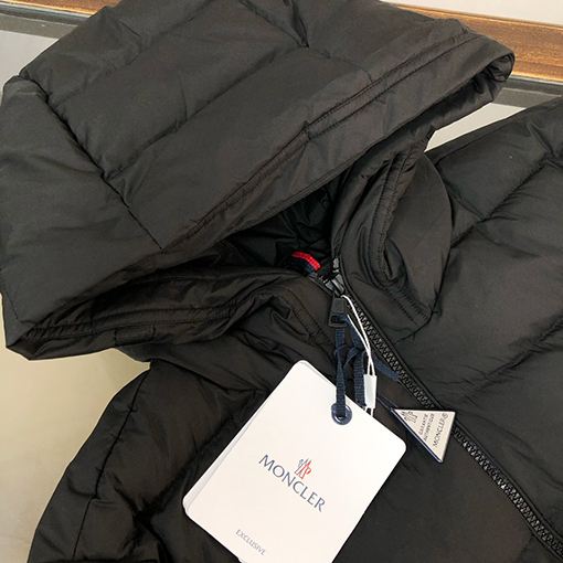 モンクレール Laveraet フード付きショートダウンジャケット