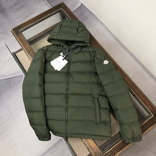 モンクレール Laveraet フード付きショートダウンジャケット