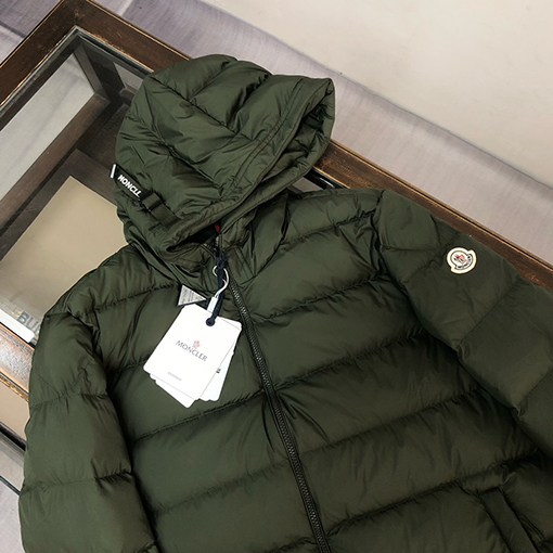 モンクレール Laveraet フード付きショートダウンジャケット