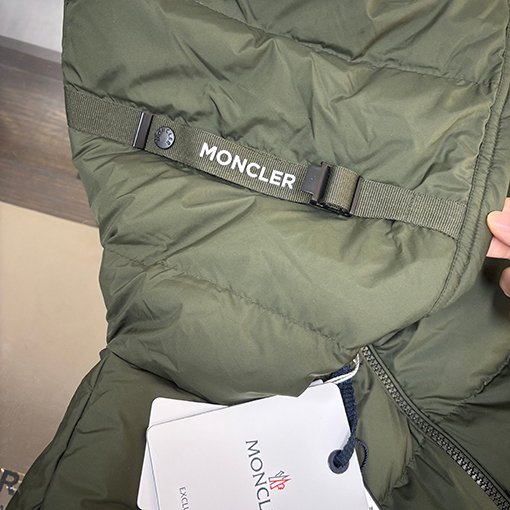 モンクレール Laveraet フード付きショートダウンジャケット