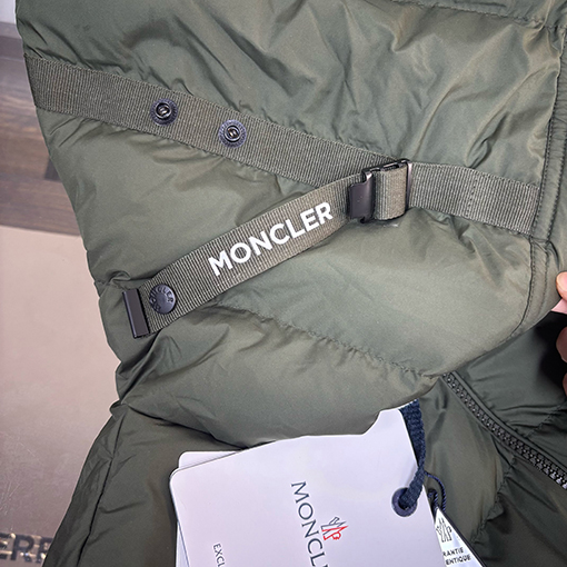 モンクレール Laveraet フード付きショートダウンジャケット