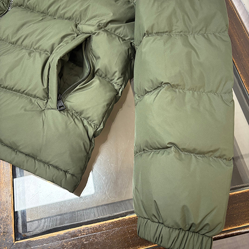 モンクレール Laveraet フード付きショートダウンジャケット