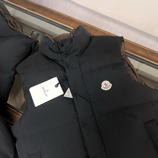 モンクレール スタイリッシュなリバーシブルダウンジャケット