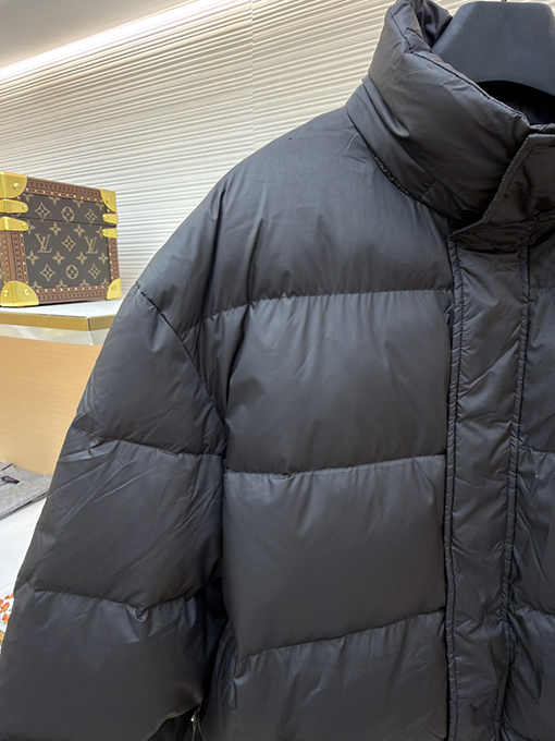 バレンシアガ フレイムプリントスタンドカラーダウンジャケット