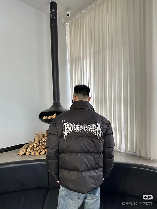 バレンシアガ フレイムプリントスタンドカラーダウンジャケット