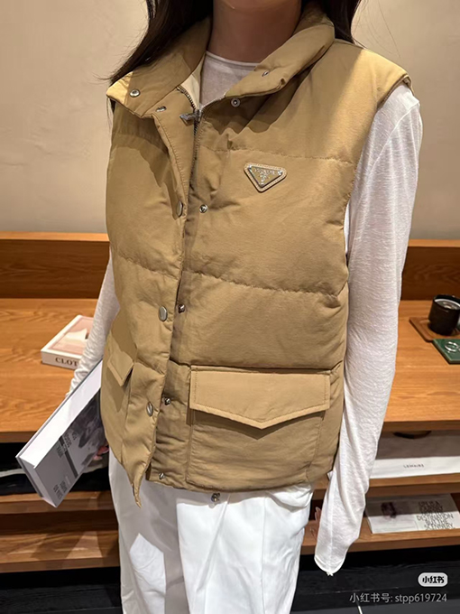 プラダ スタンドカラーバッジダウンベスト