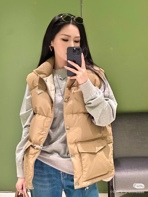 プラダ スタンドカラーバッジダウンベスト