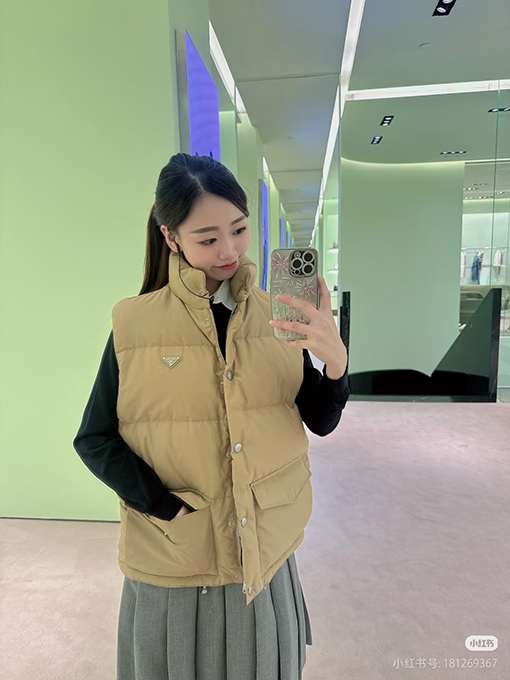 プラダ スタンドカラーバッジダウンベスト