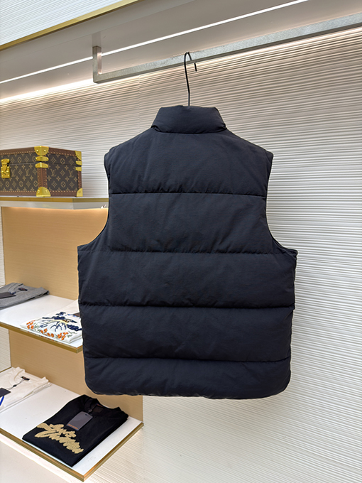 プラダ スタンドカラーバッジダウンベスト