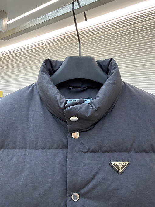 プラダ スタンドカラーバッジダウンベスト