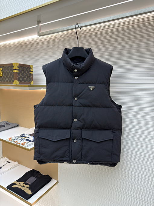 プラダ スタンドカラーバッジダウンベスト