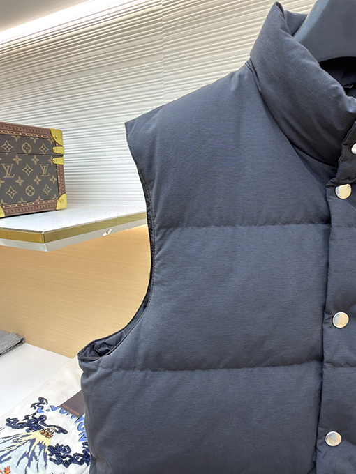 プラダ スタンドカラーバッジダウンベスト