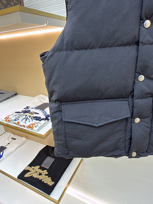 プラダ スタンドカラーバッジダウンベスト