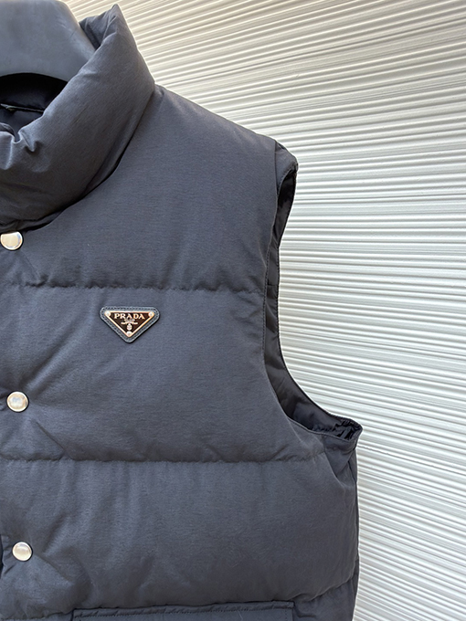 プラダ スタンドカラーバッジダウンベスト