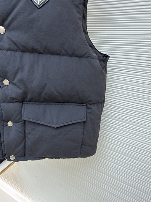 プラダ スタンドカラーバッジダウンベスト