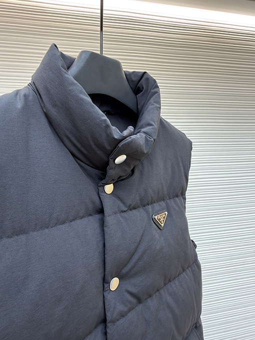 プラダ スタンドカラーバッジダウンベスト