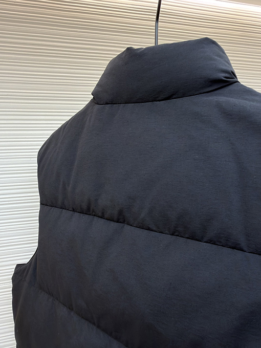 プラダ スタンドカラーバッジダウンベスト