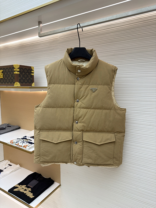 プラダ スタンドカラーバッジダウンベスト