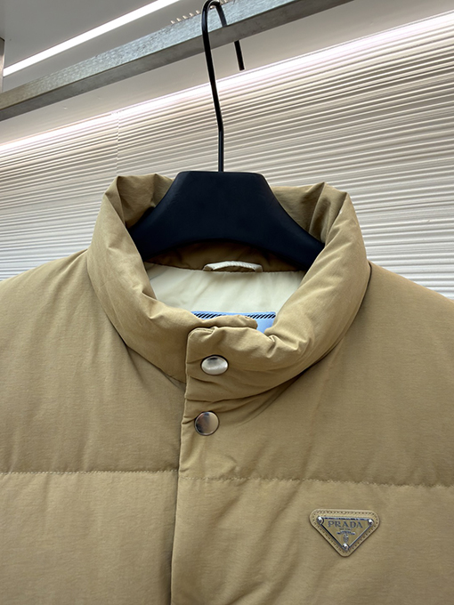 プラダ スタンドカラーバッジダウンベスト