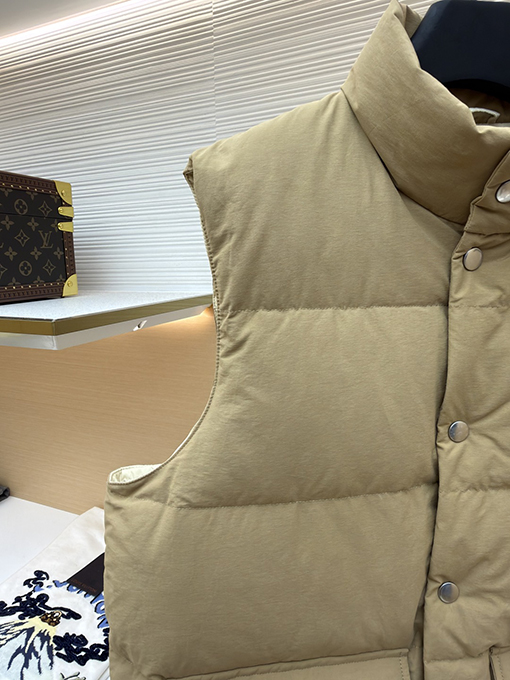 プラダ スタンドカラーバッジダウンベスト