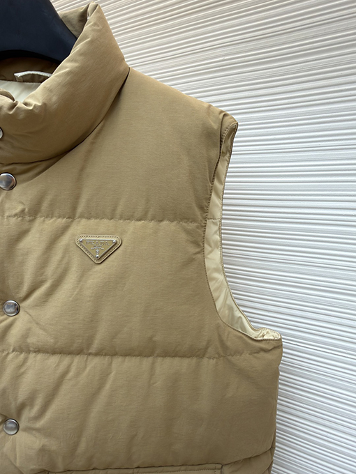 プラダ スタンドカラーバッジダウンベスト