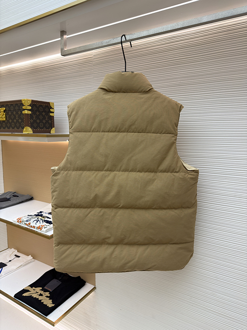 プラダ スタンドカラーバッジダウンベスト