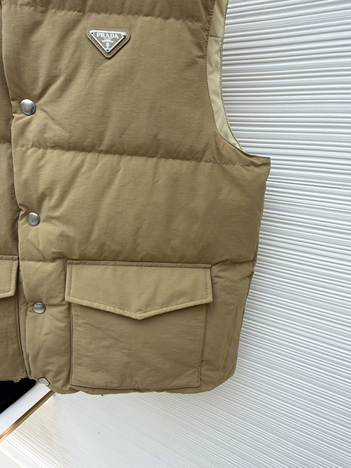 プラダ スタンドカラーバッジダウンベスト