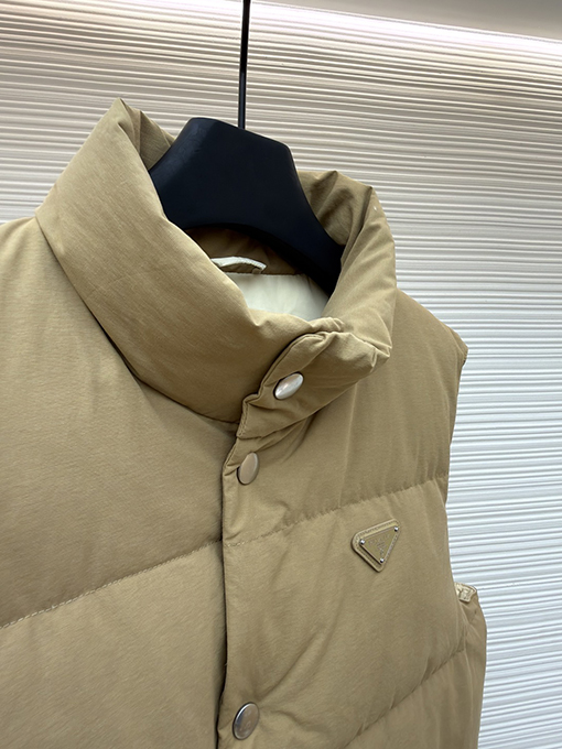 プラダ スタンドカラーバッジダウンベスト