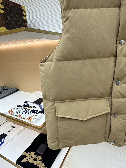 プラダ スタンドカラーバッジダウンベスト